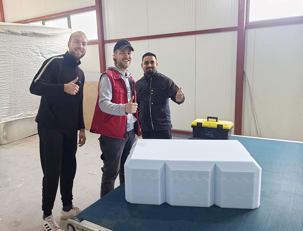 我司技术人员赴波黑完成异形海绵切机现场安装与培训